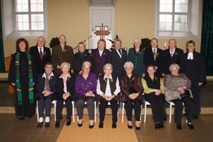 Auf dem Bild zu sehen sind hinten von links: Helmut Schadek, Horst Schröder, Erna Bellof geb. Sass, Helga Henkel geb. Hoffmann, Hannelore Most geb. Schäfer, Ruth Eckel geb. Kaiser, Lothar Mergard und Willi Ackermann. Vorne von links: Martha Werner geb. Schmidt, Hella Bärtehl geb. Walter, Dina Koch geb. Eichorn, Elsbeth Hesse geb. Bierwirth, Hannelore Sauer geb. Schmidt, Helene Klein geb. Werner und Annemarie Lange geb. Bärthel (Foto: Heinz Ebrecht)